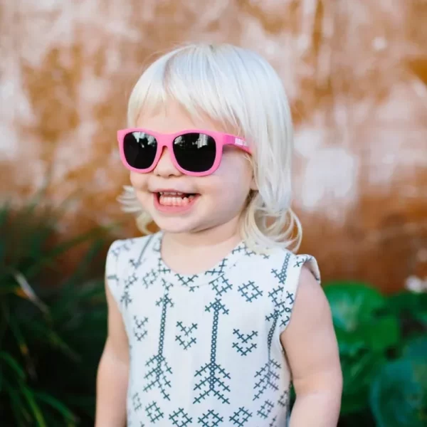 mergaitė su think pink akiniais